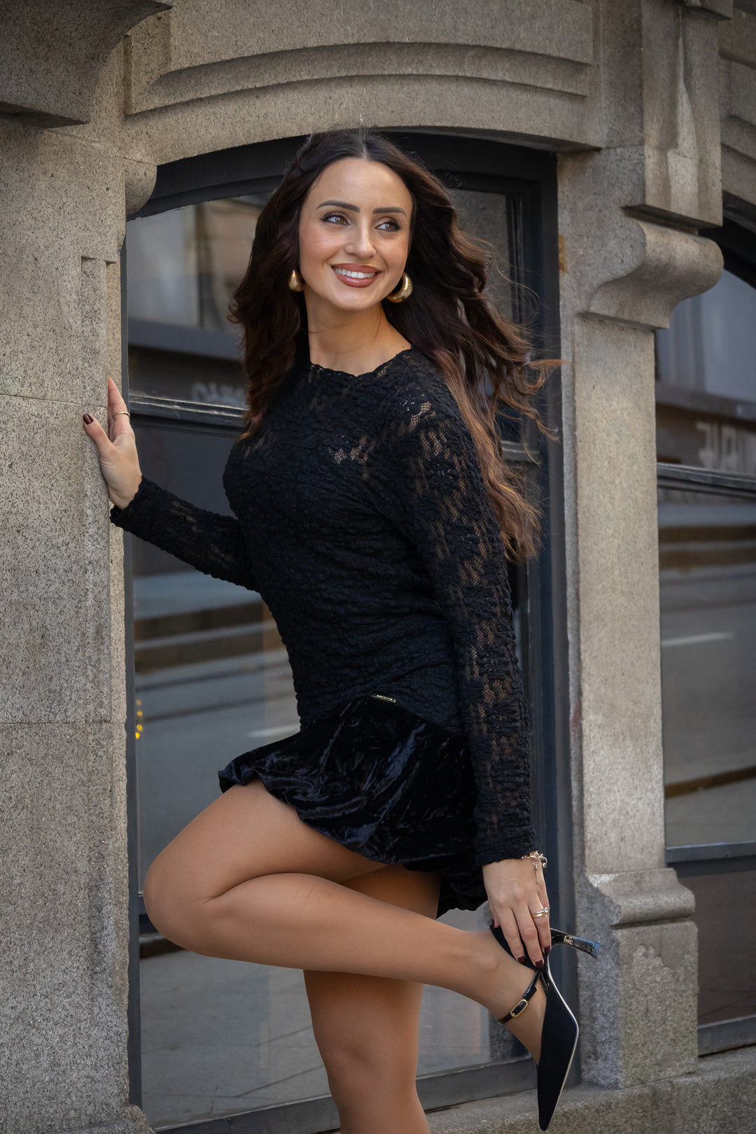 VESTIDO CURTO EM RENDA COM FOLHO EM VELUDO SAHOCO