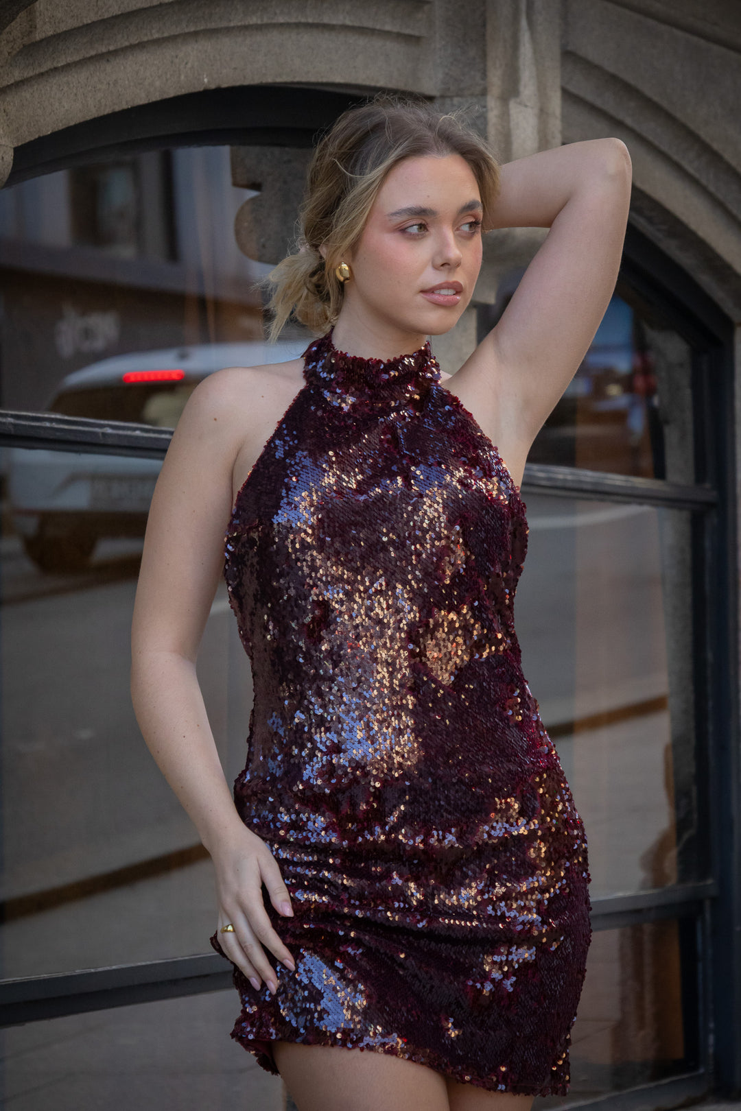 VESTIDO BORDÔ DE LANTEJOULAS COM LAÇO NO PESCOÇO PONTO CHIC