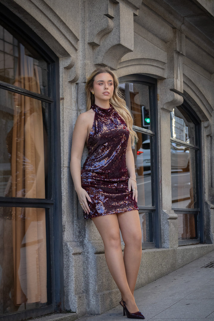 VESTIDO BORDÔ DE LANTEJOULAS COM LAÇO NO PESCOÇO PONTO CHIC