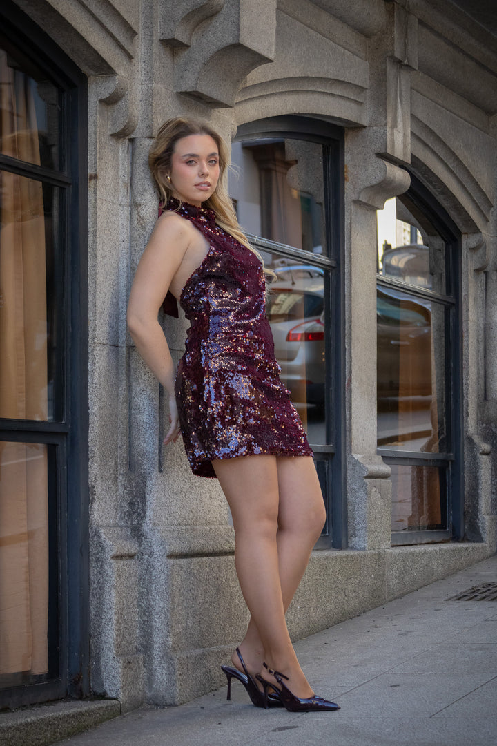 VESTIDO BORDÔ DE LANTEJOULAS COM LAÇO NO PESCOÇO PONTO CHIC
