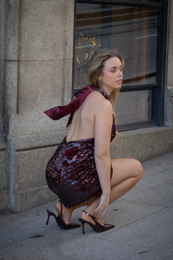 VESTIDO BORDÔ DE LANTEJOULAS COM LAÇO NO PESCOÇO PONTO CHIC
