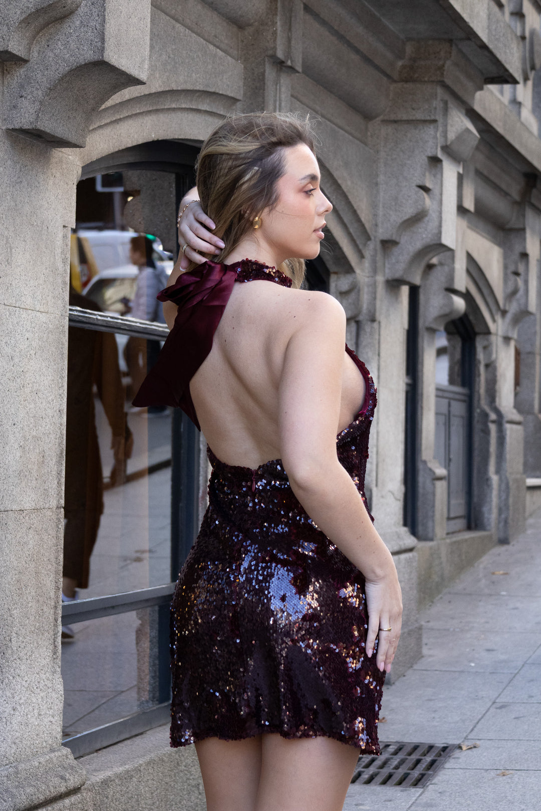 VESTIDO BORDÔ DE LANTEJOULAS COM LAÇO NO PESCOÇO PONTO CHIC