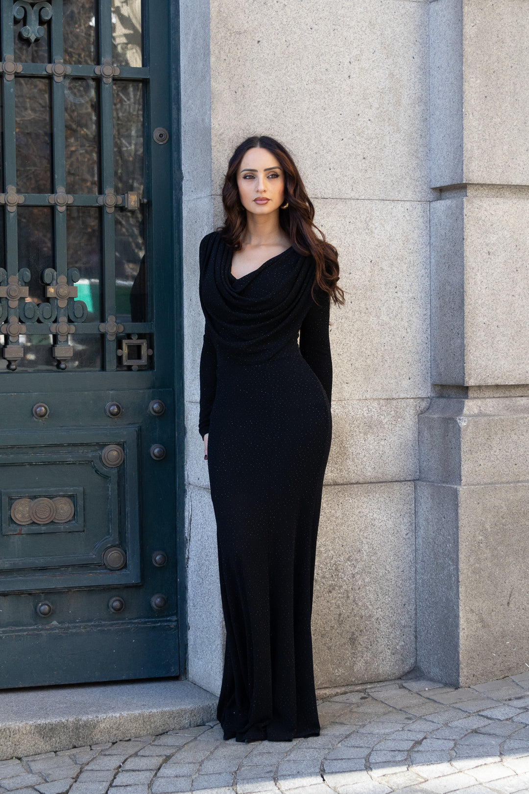 VESTIDO PRETO DRAPEADO COM BRILHOS PONTO CHIC