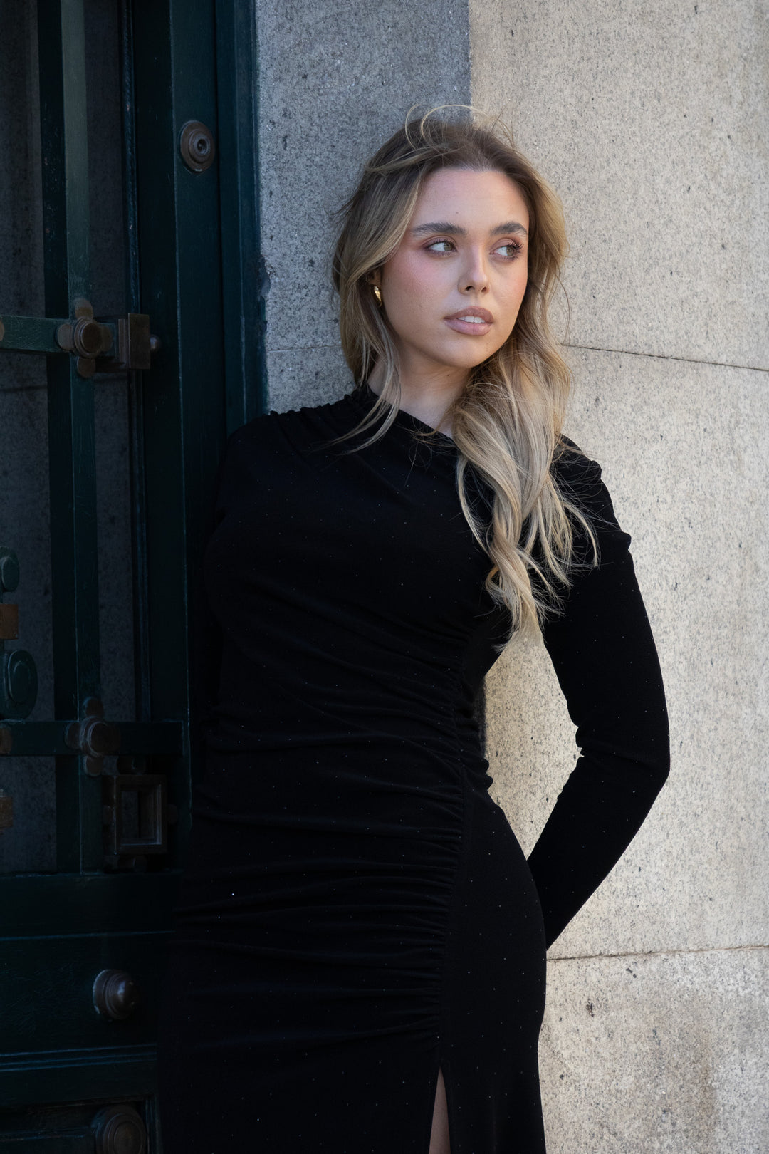 VESTIDO ASSIMÉTRICO COM MICROBRILHOS SAHOCO