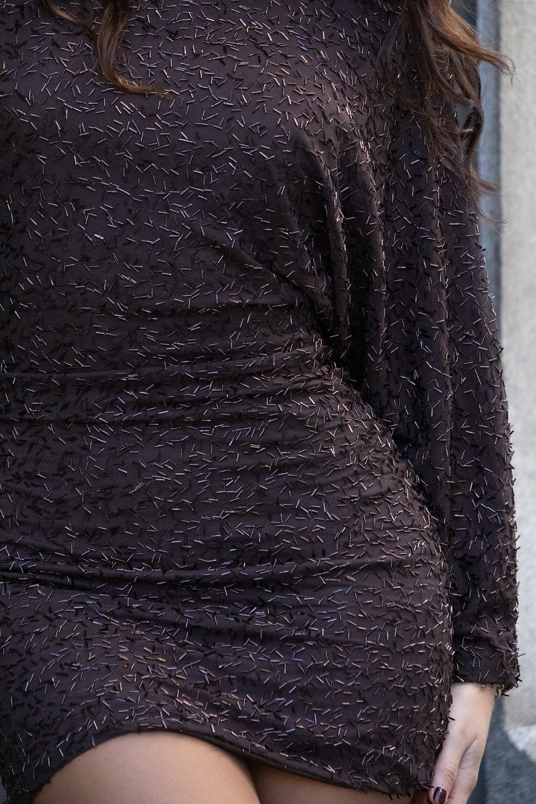 VESTIDO CASTANHO COM APLICAÇÕES BRILHANTES PONTO CHIC