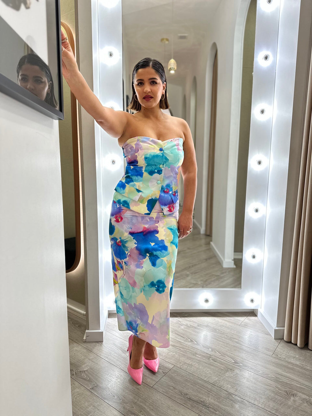 TOP MULTICOLORIDO ESTILO COLETE COM ESTAMPA AQUARELADA RINASCIMENTO