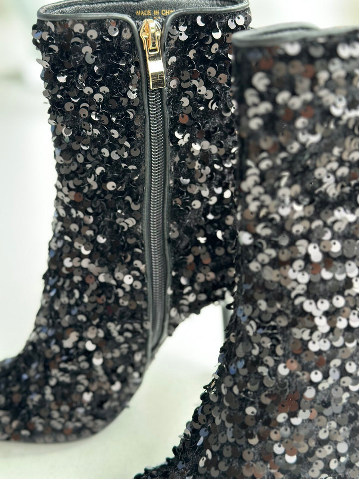 BOTINS DE LANTEJOULAS PRETAS RINASCIMENTO
