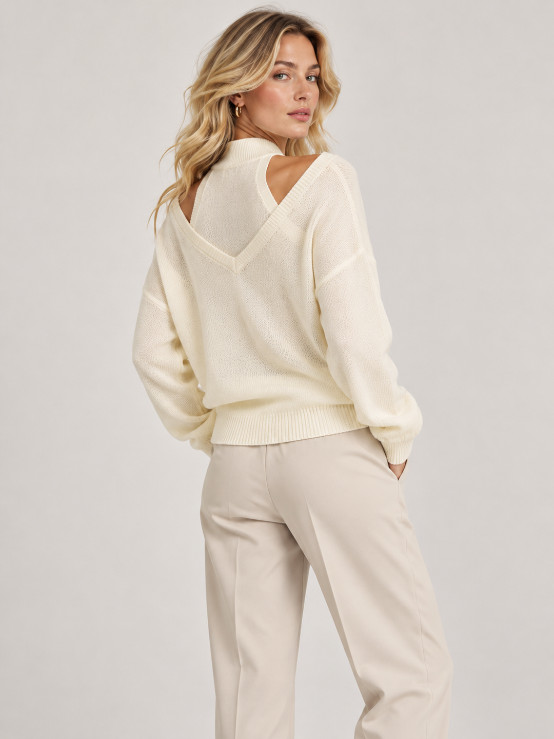 CONJUNTO DE MALHA BEGE COM CAMISOLA DE MEIA GOLA E CAMISOLA DE DECOTE EM V PONTO CHIC
