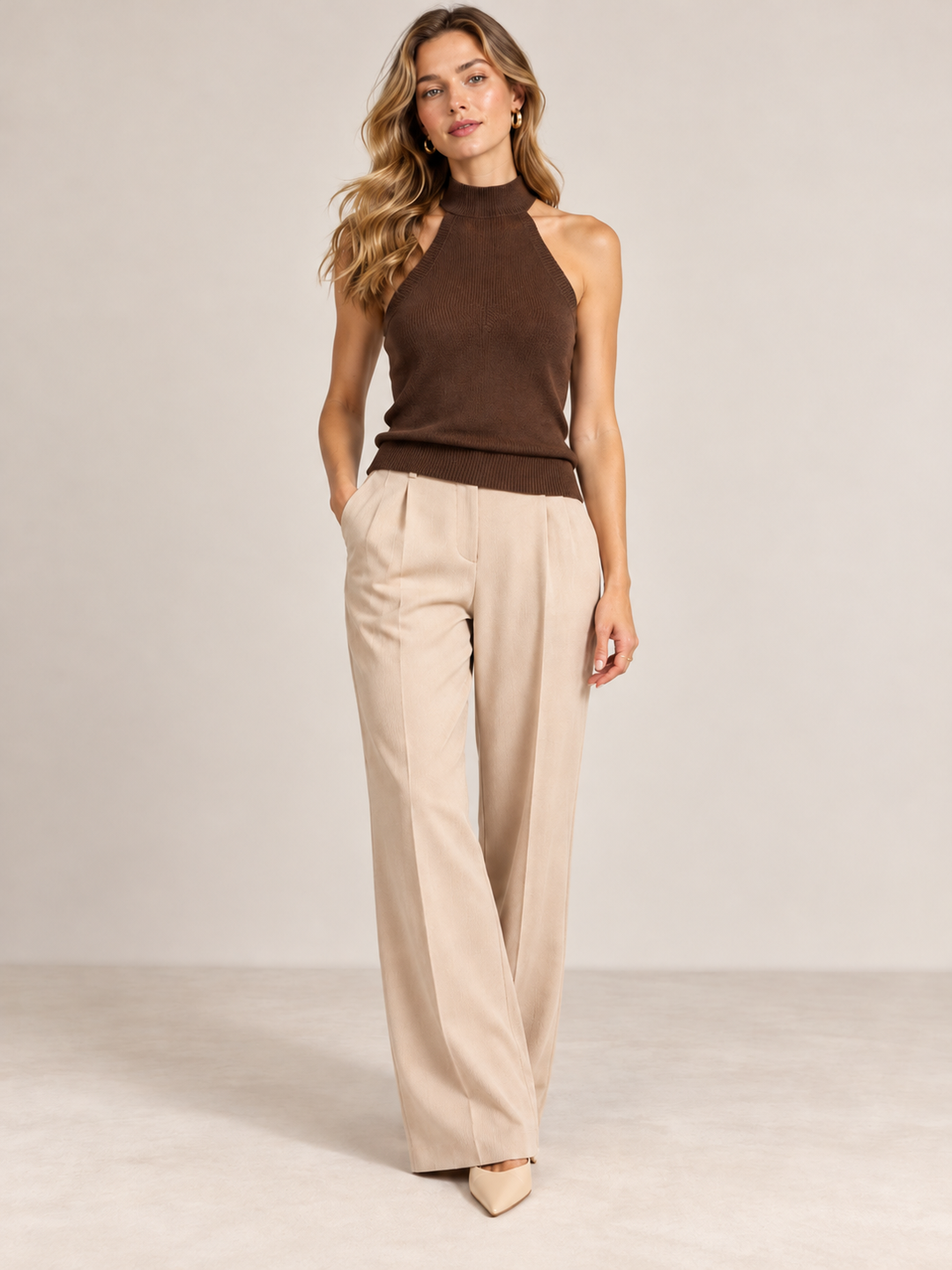 CONJUNTO DE MALHA CASTANHO COM CAMISOLA DE MEIA GOLA E CAMISOLA DE DECOTE EM V PONTO CHIC