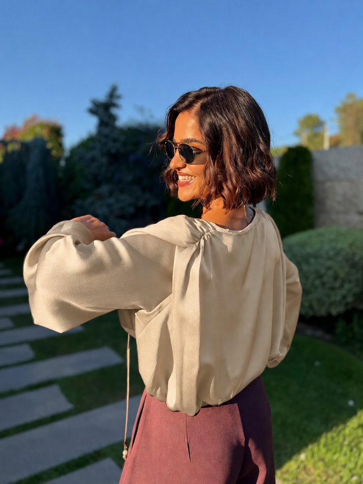 BLUSA CURTA BEGE COM PENDENTES PONTO CHIC