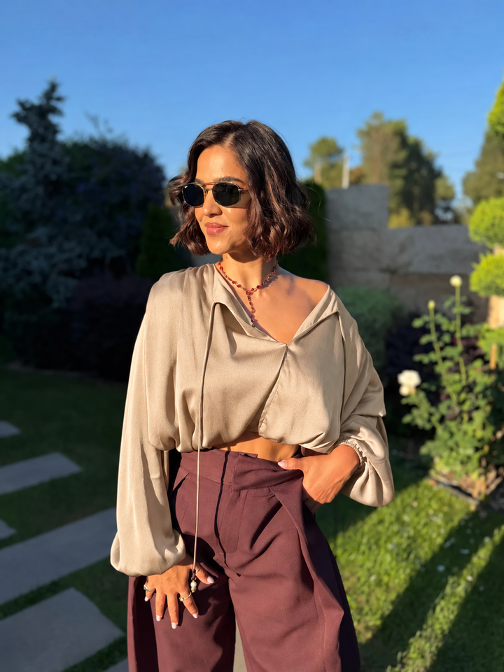 BLUSA CURTA BEGE COM PENDENTES PONTO CHIC