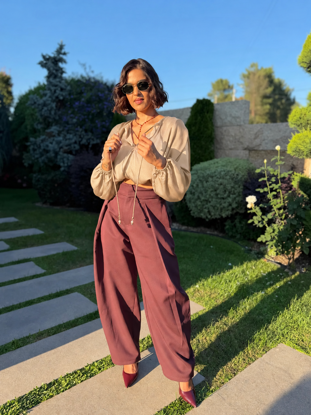 BLUSA CURTA BEGE COM PENDENTES PONTO CHIC
