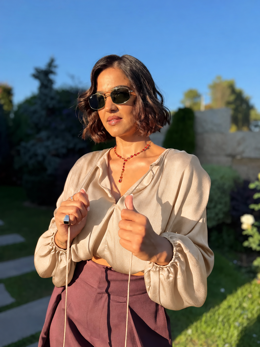 BLUSA CURTA BEGE COM PENDENTES PONTO CHIC