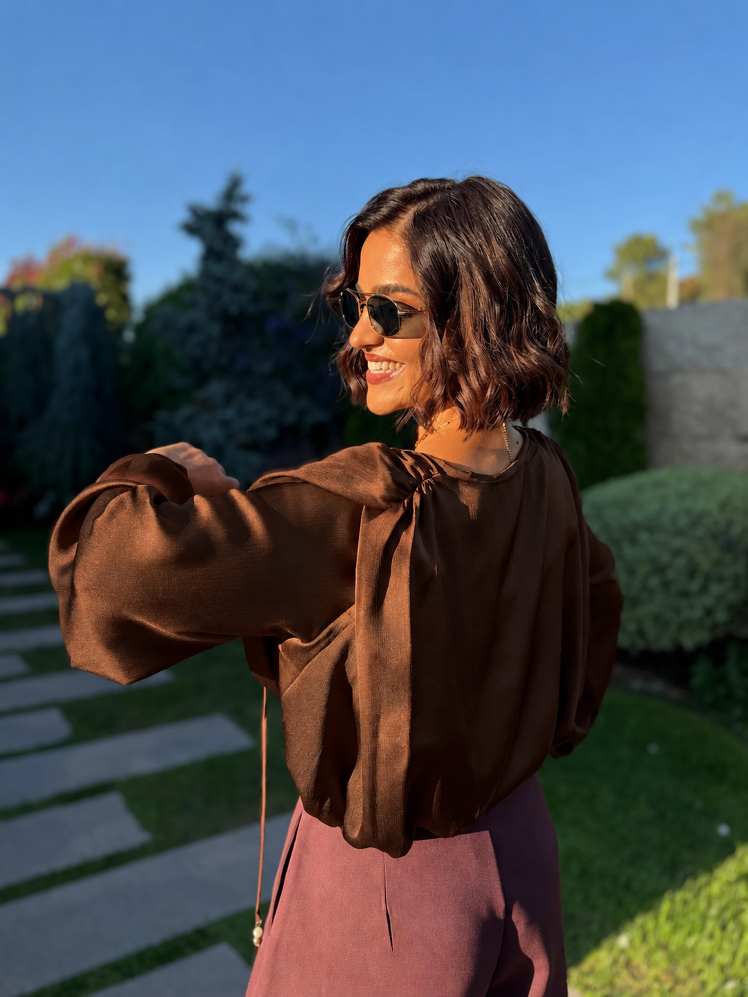 BLUSA CURTA CASTANHA COM PENDENTES PONTO CHIC