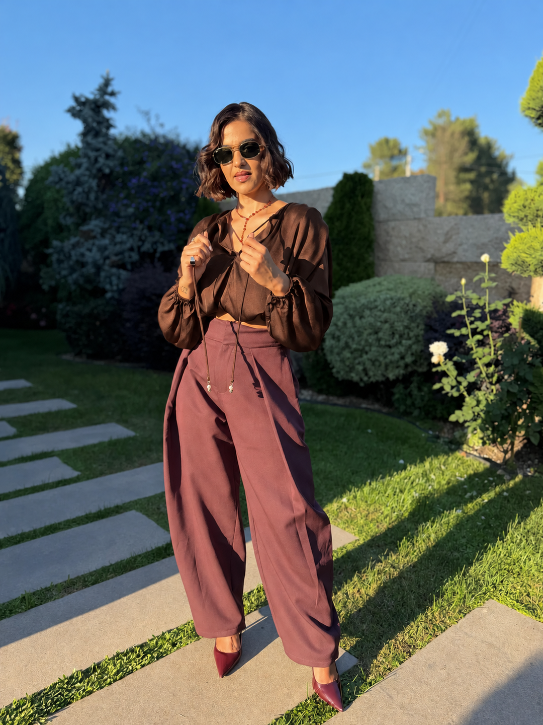 BLUSA CURTA CASTANHA COM PENDENTES PONTO CHIC