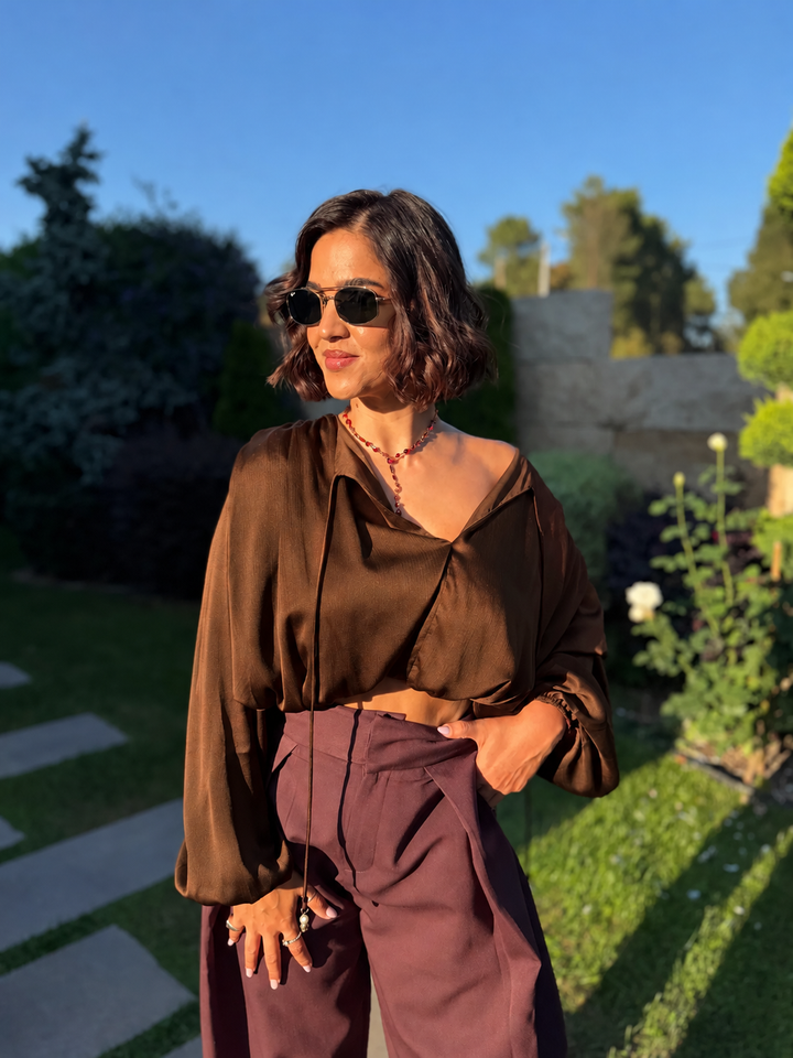 BLUSA CURTA CASTANHA COM PENDENTES PONTO CHIC