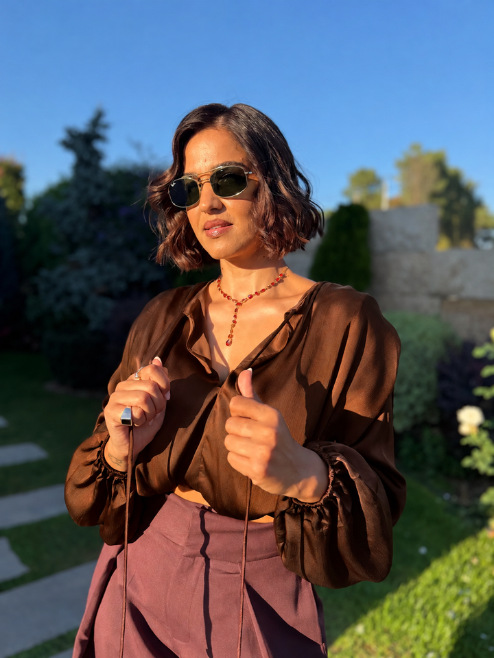 BLUSA CURTA CASTANHA COM PENDENTES PONTO CHIC
