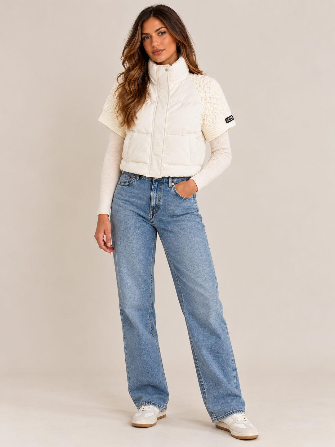 COLETE ACOLCHOADO BRANCO COM GOLA SUBIDA E PORMENORES EM MALHA PONTO CHIC