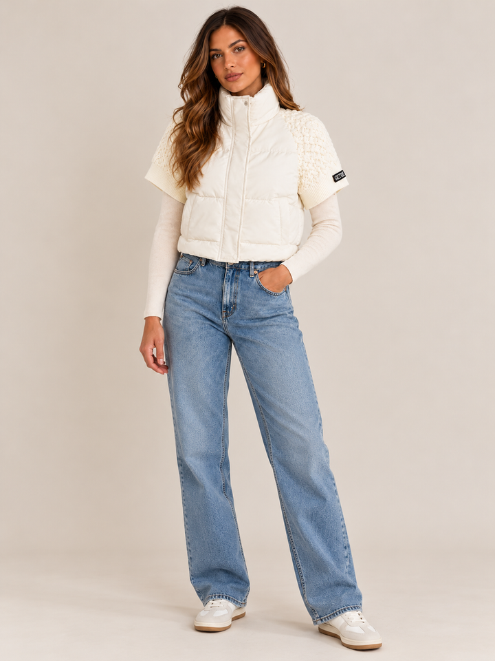 COLETE ACOLCHOADO BRANCO COM GOLA SUBIDA E PORMENORES EM MALHA PONTO CHIC