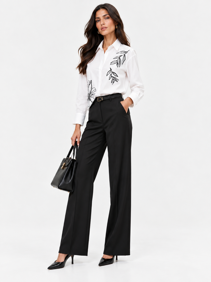 CAMISA BRANCA COM APLICAÇÕES FLORAIS RINASCIMENTO