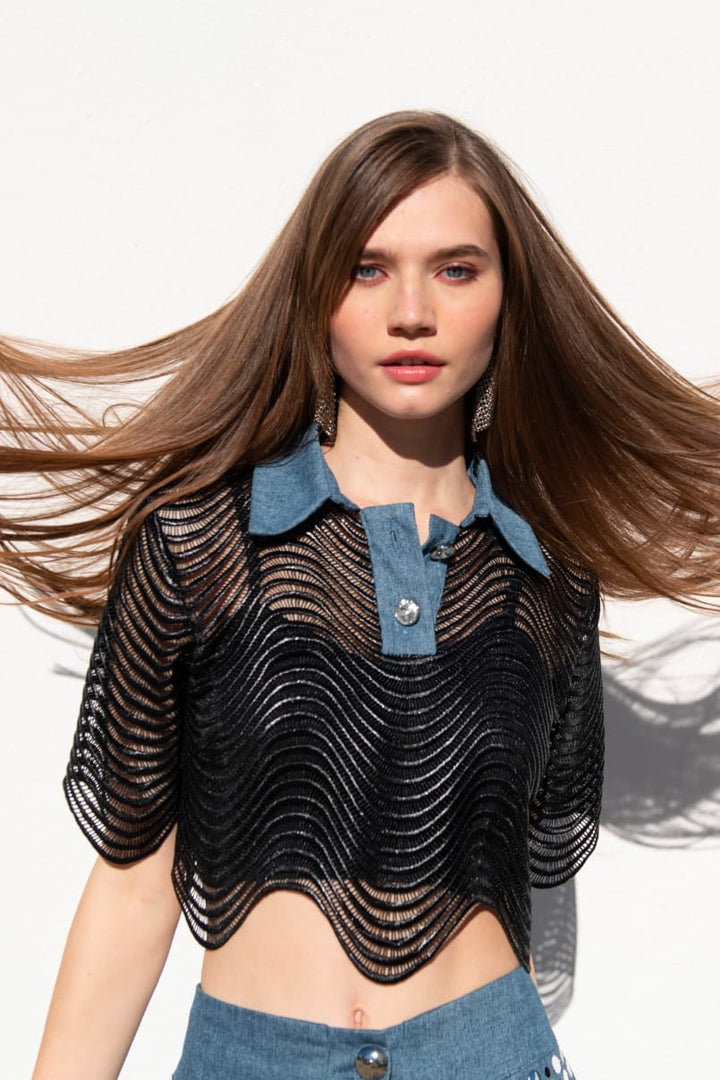TOP CROPPED EM REDE PRETA GOLA EM DENIM SAHOCO