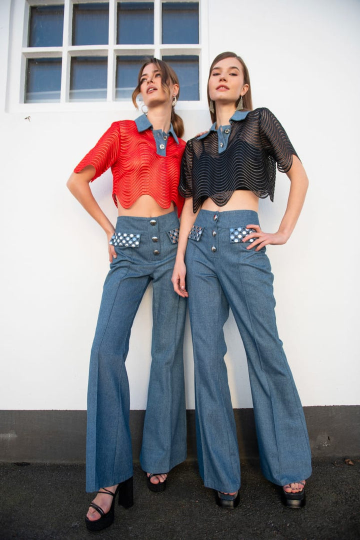 TOP CROPPED EM REDE PRETA GOLA EM DENIM SAHOCO