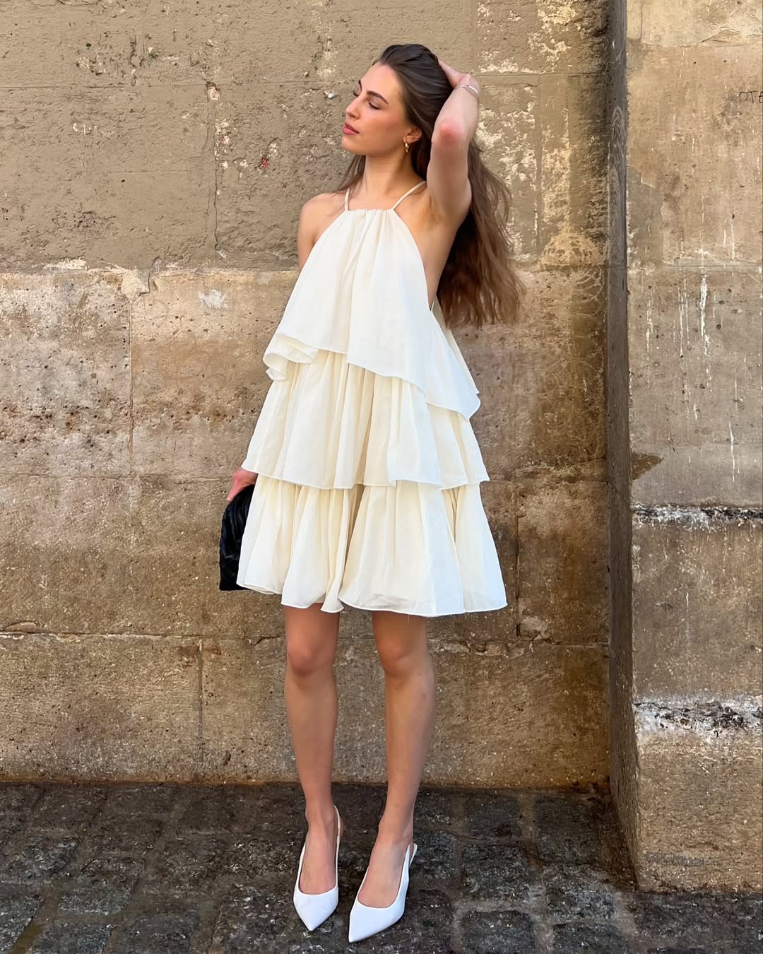 VESTIDO CURTO BEGE COM FOLHOS ELEH