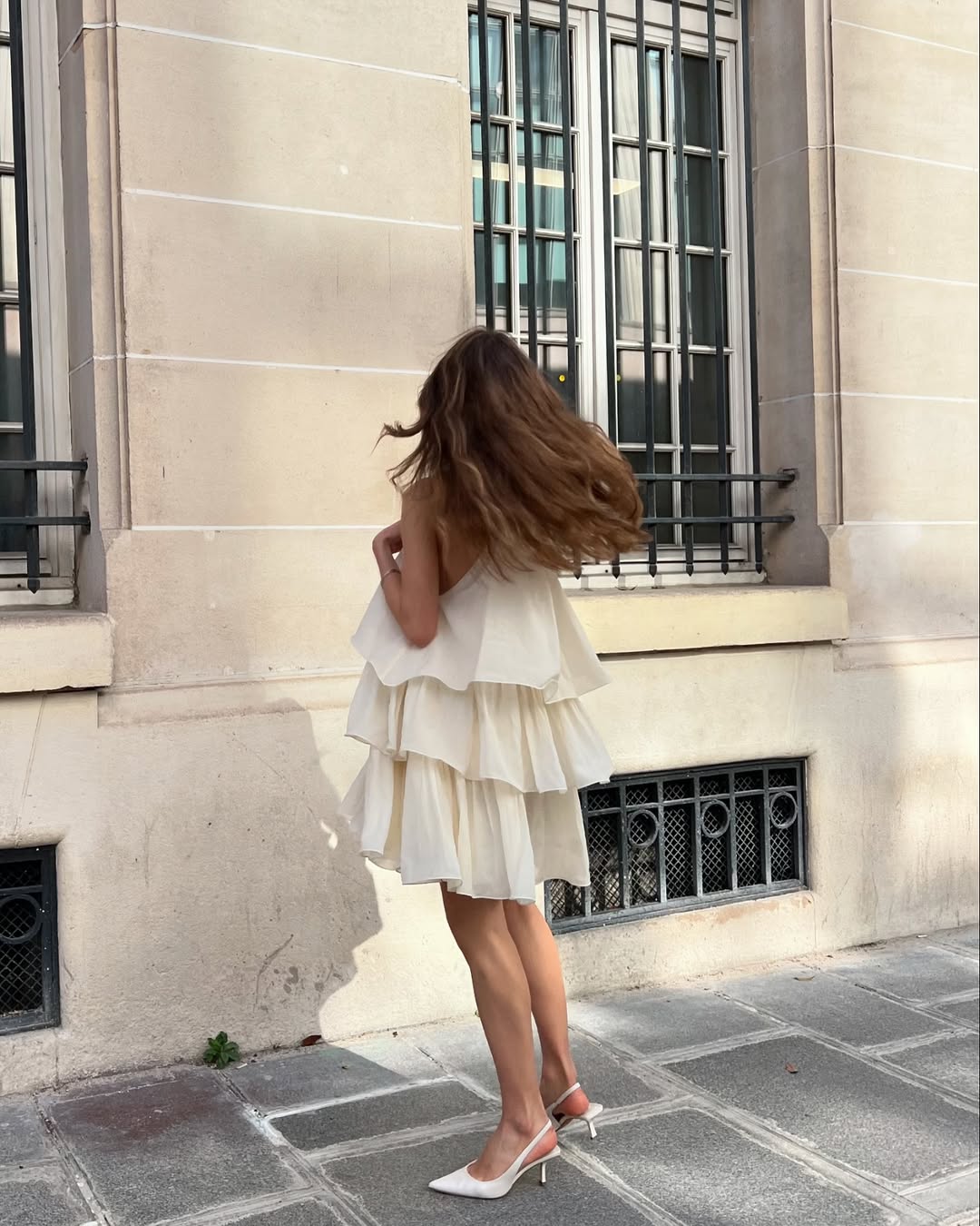 VESTIDO CURTO BEGE COM FOLHOS ELEH