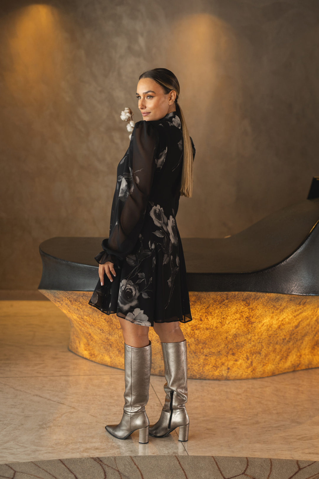 VESTIDO PRETO FLORAL COM MANGAS EM CHIFFON MISS YOU