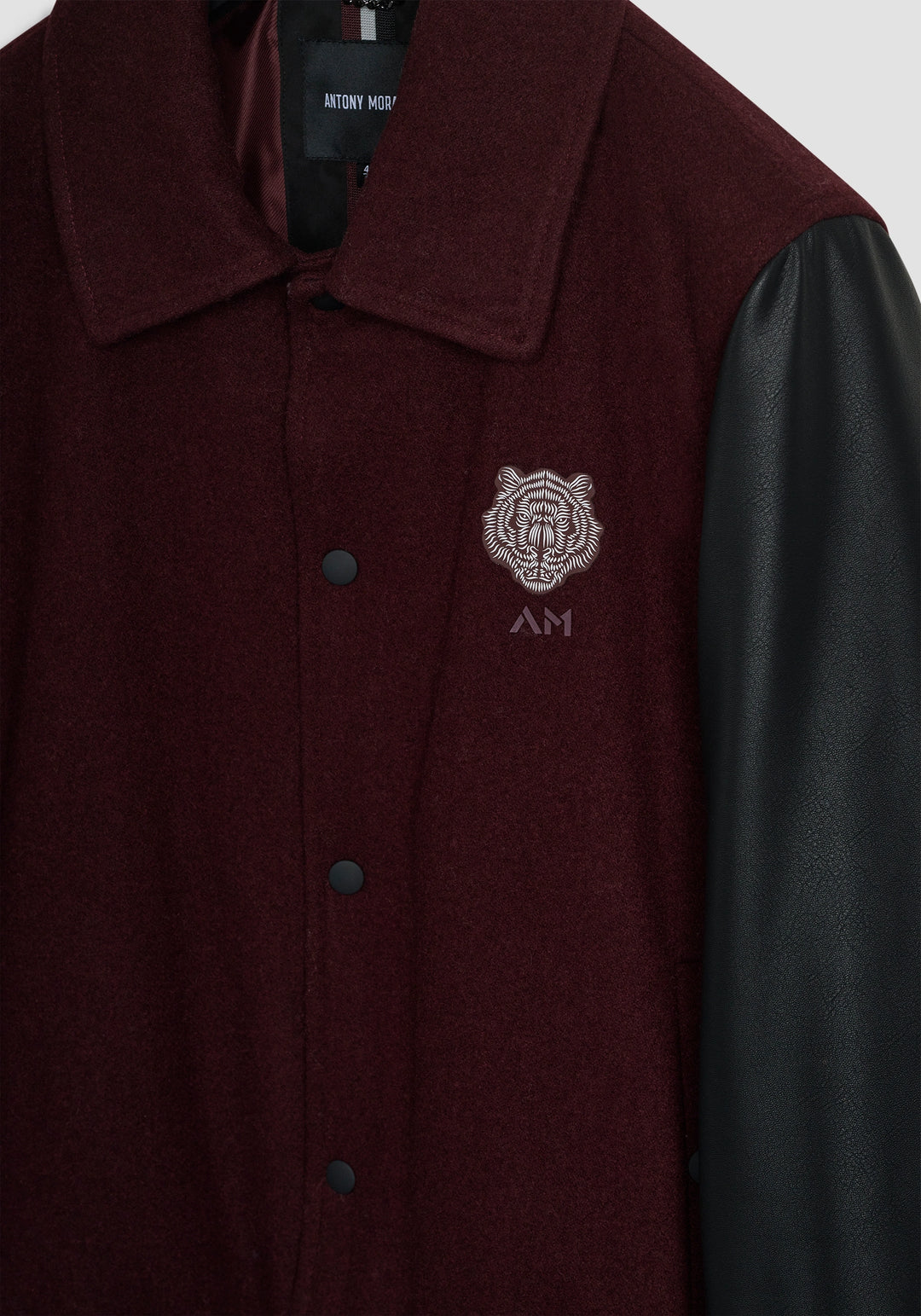CASACO VARSITY BORDÔ COM MANGAS PRETAS ANTONY MORATO