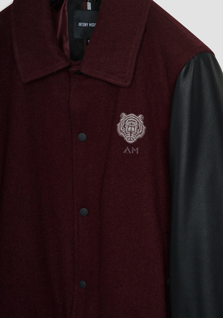 CASACO VARSITY BORDÔ COM MANGAS PRETAS ANTONY MORATO