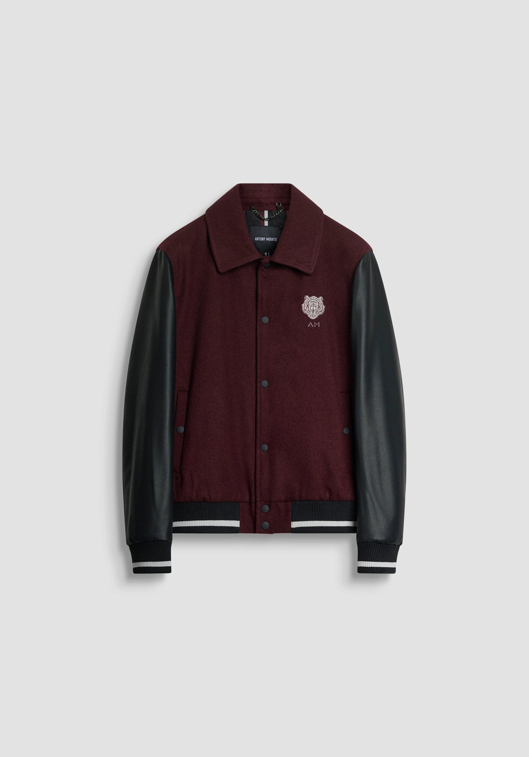 CASACO VARSITY BORDÔ COM MANGAS PRETAS ANTONY MORATO