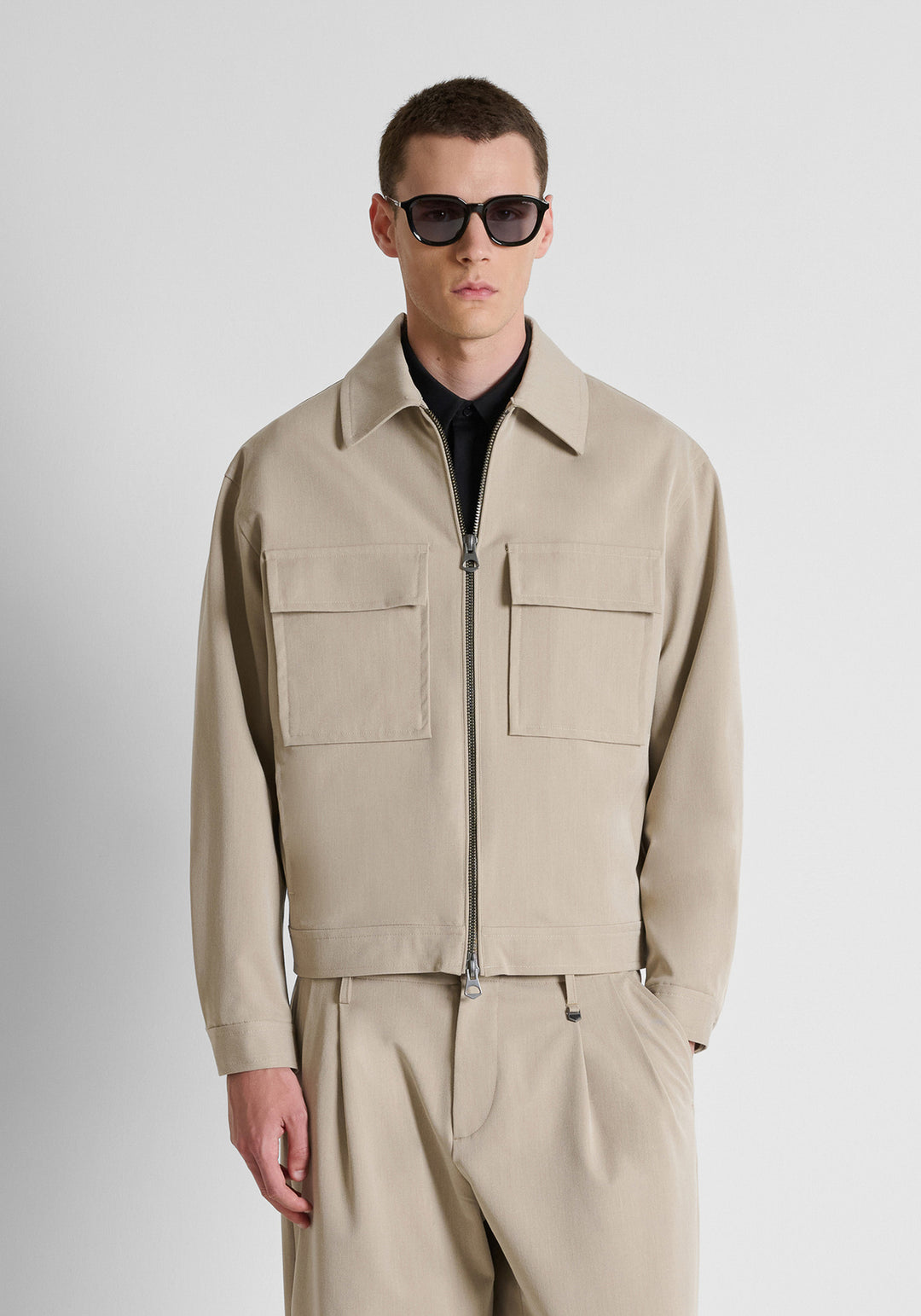 Casaco curto bege relaxed fit com placa metálica Antony Morato
