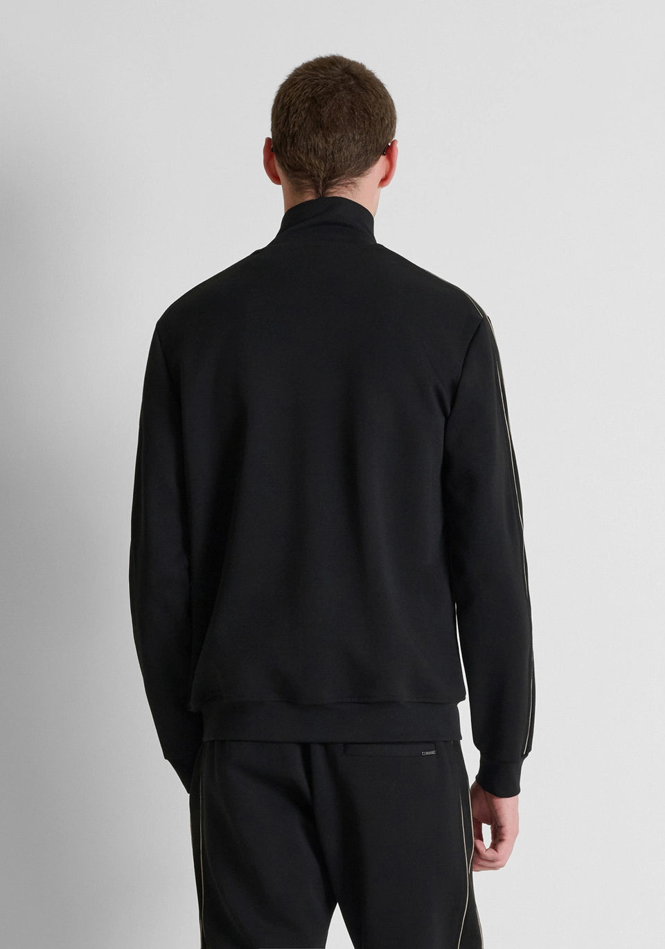 CASACO JOGGER PRETO COM CONTRASTE ANTONY MORATO
