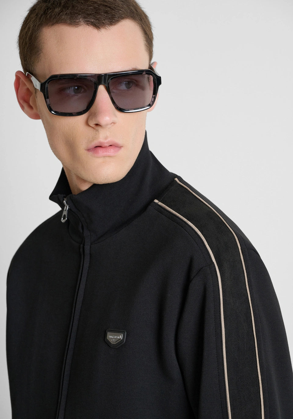 CASACO JOGGER PRETO COM CONTRASTE ANTONY MORATO