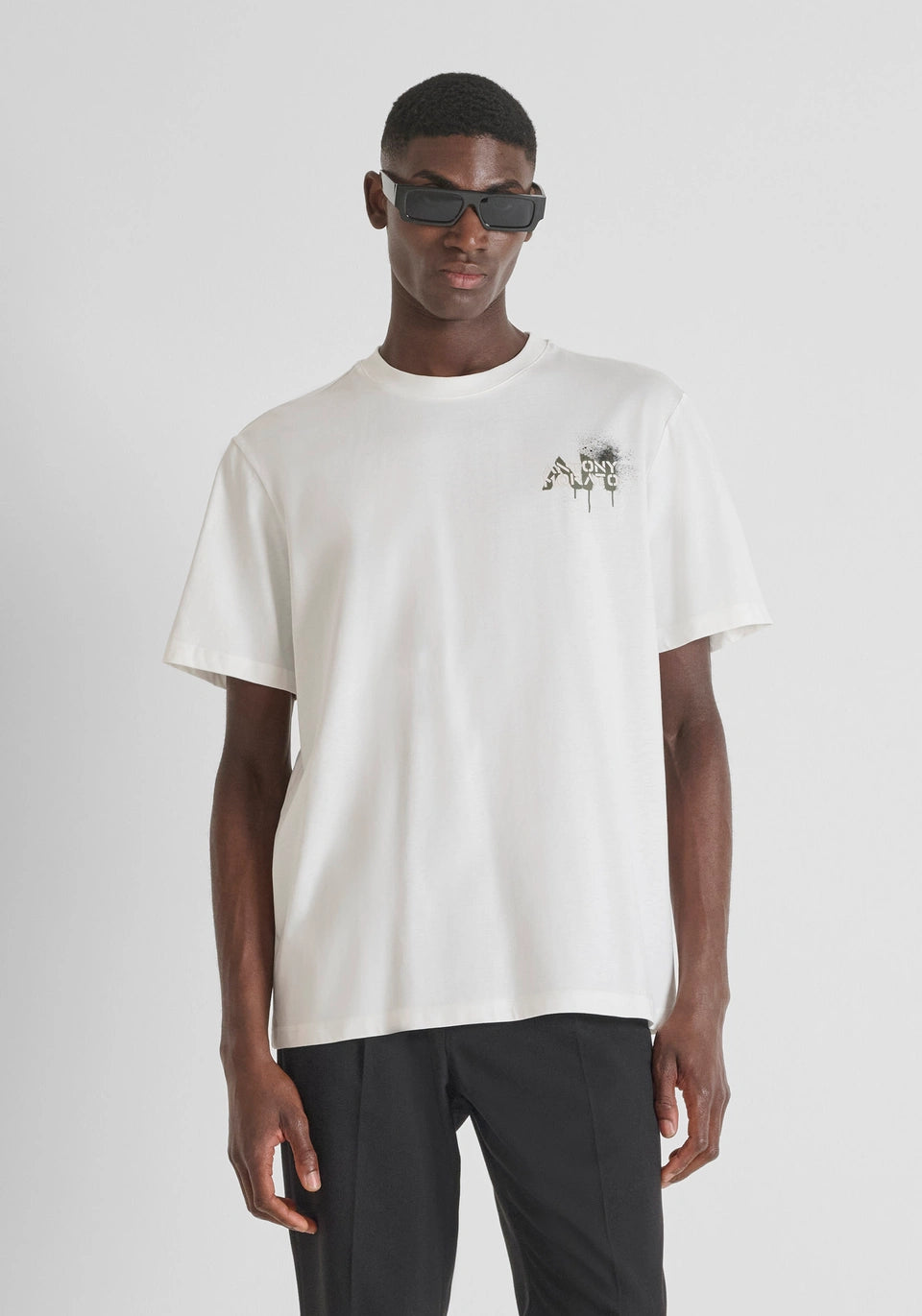 T-SHIRT BRANCA COM ESTAMPADO ARTISTICO ANTONY MORATO