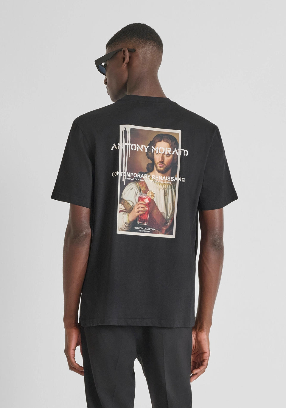 T-SHIRT PRETA COM ESTAMPADO ARTISTICO ANTONY MORATO