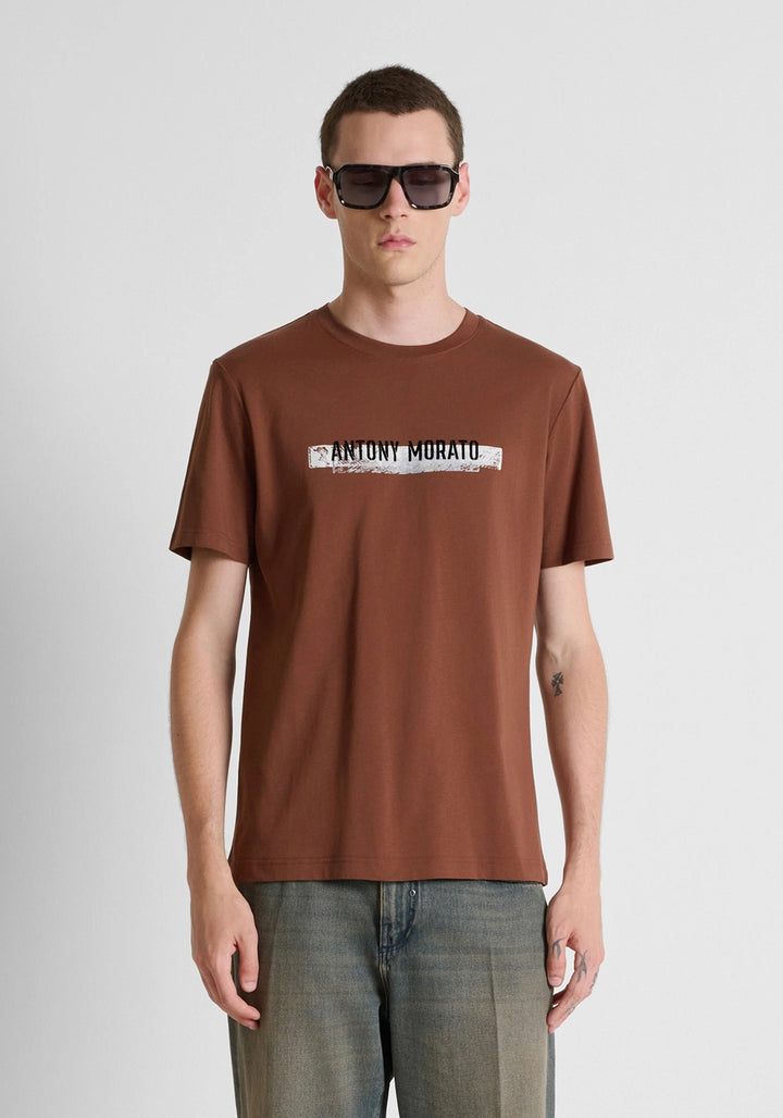 T-SHIRT CASTANHA COM ESTAMPADO FRONTAL ANTONY MORATO
