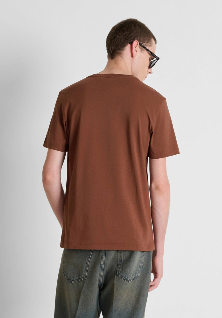 T-SHIRT CASTANHA COM ESTAMPADO FRONTAL ANTONY MORATO