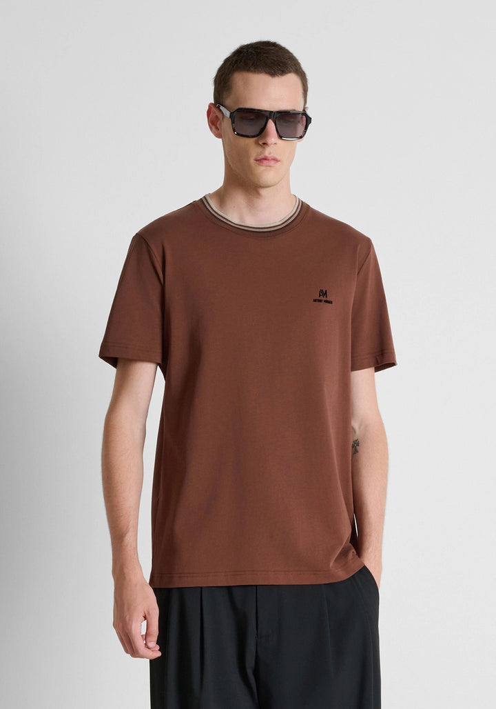 T-SHIRT CASTANHA COM GOLA EM CONTRASTE ANTONY MORATO