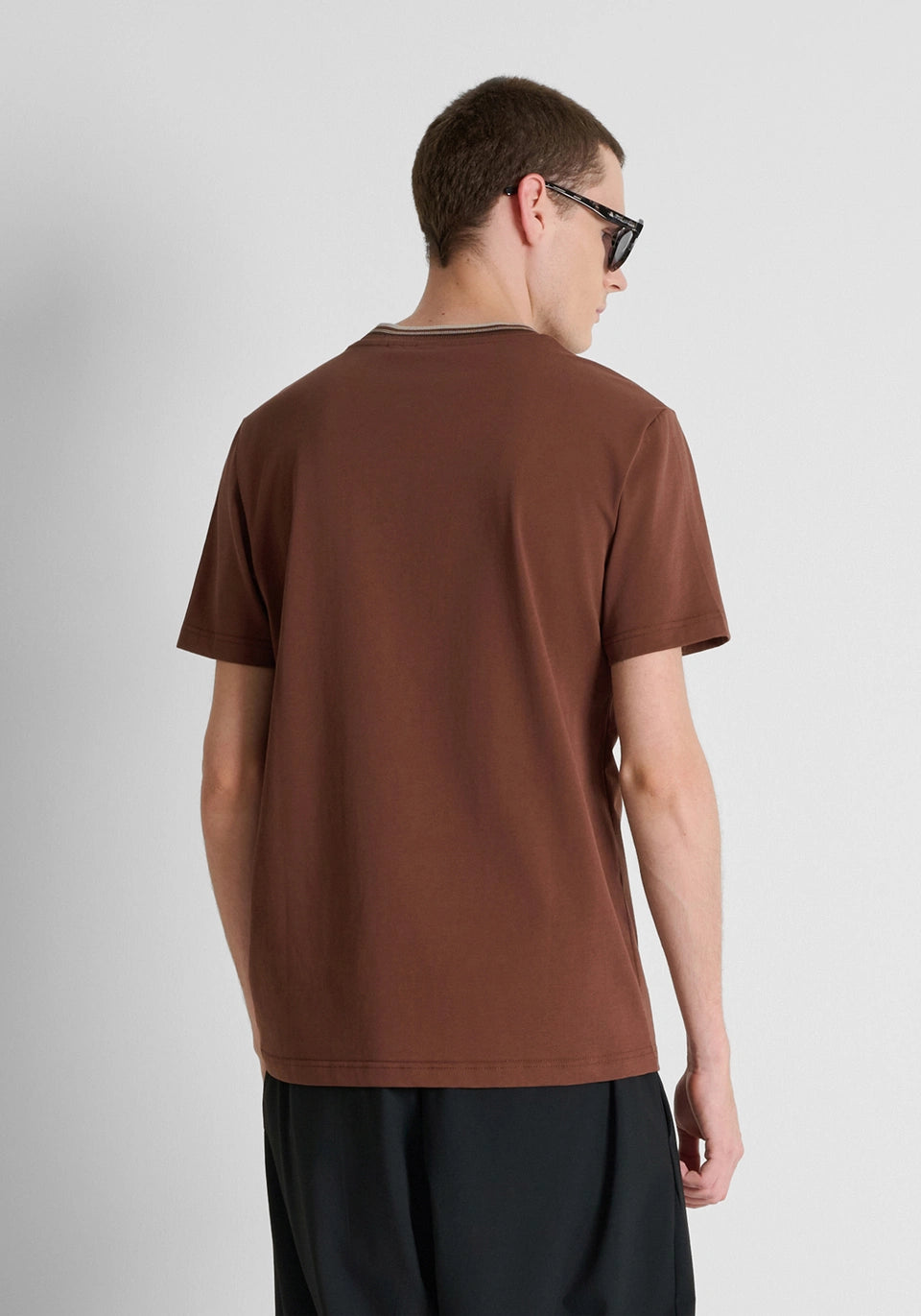 T-SHIRT CASTANHA COM GOLA EM CONTRASTE ANTONY MORATO