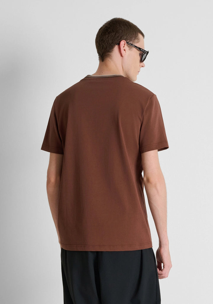 T-SHIRT CASTANHA COM GOLA EM CONTRASTE ANTONY MORATO