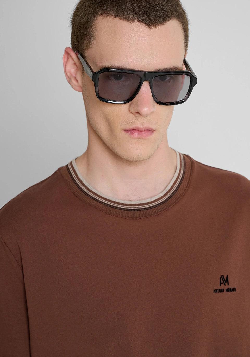 T-SHIRT CASTANHA COM GOLA EM CONTRASTE ANTONY MORATO