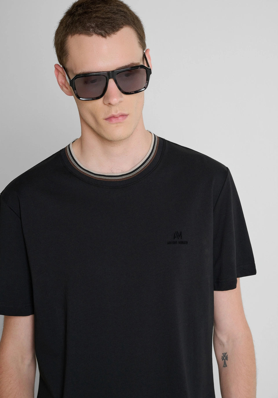 T-SHIRT PRETA COM GOLA EM CONTRASTE ANTONY MORATO
