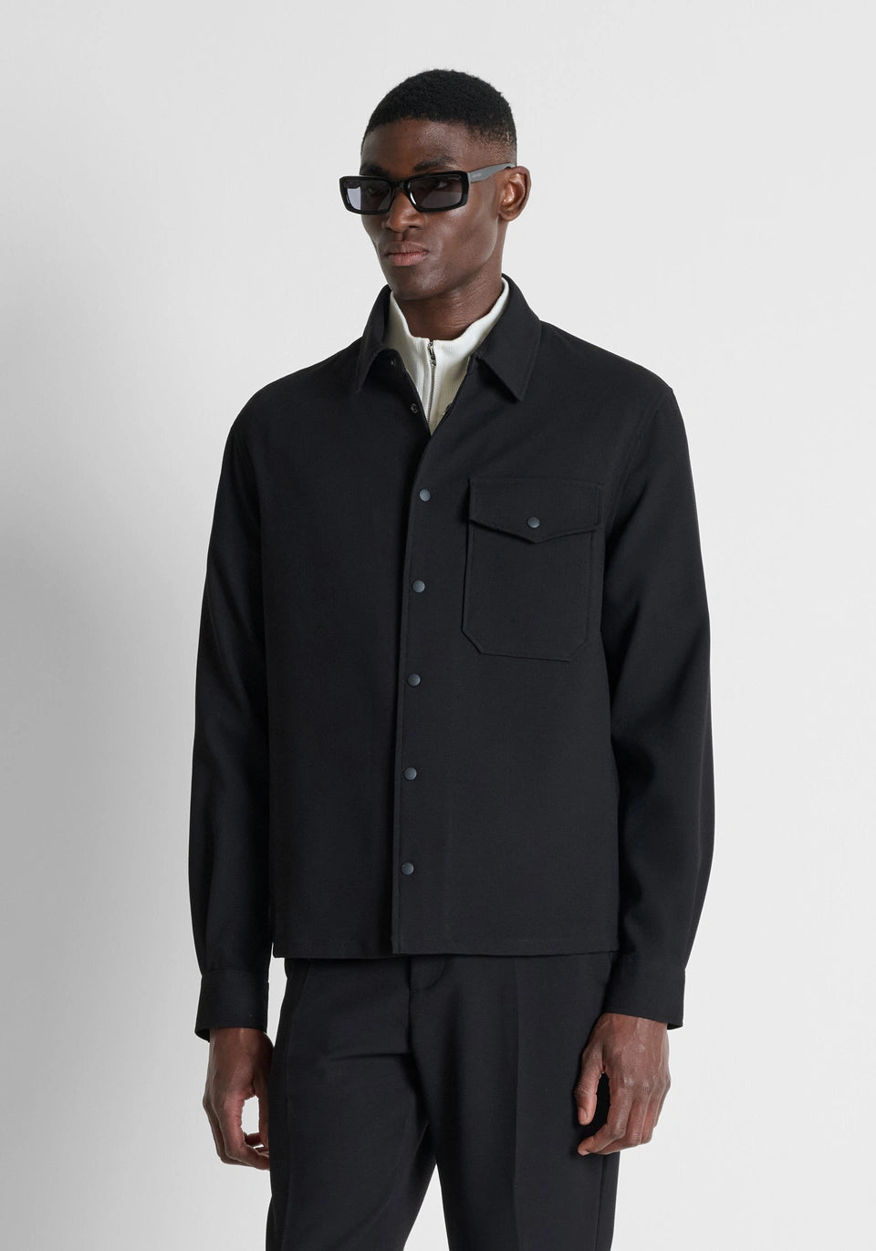 SOBRECAMISA PRETA TEXTURADA COM BOLSO FRONTAL ANTONY MORATO
