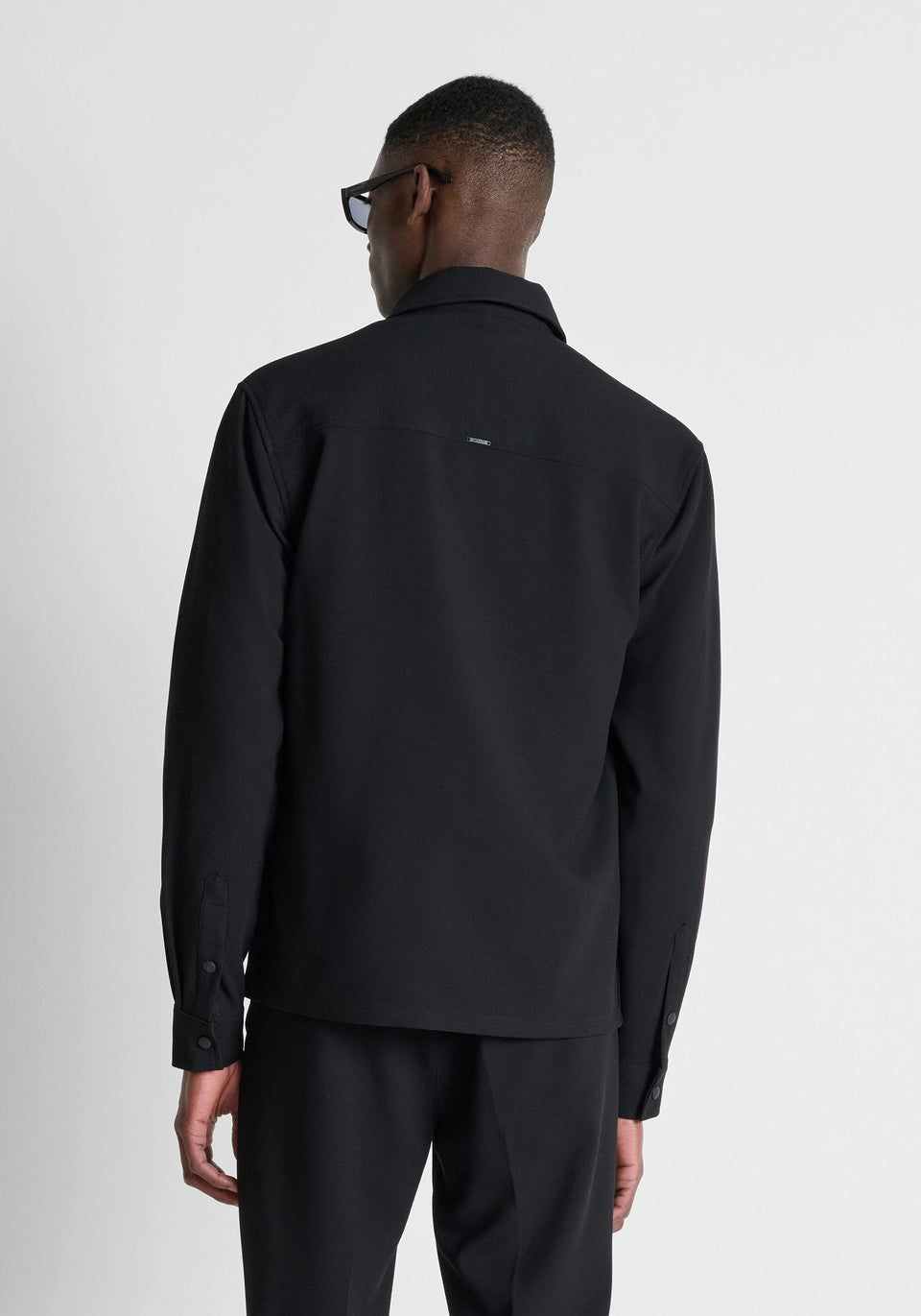 SOBRECAMISA PRETA TEXTURADA COM BOLSO FRONTAL ANTONY MORATO