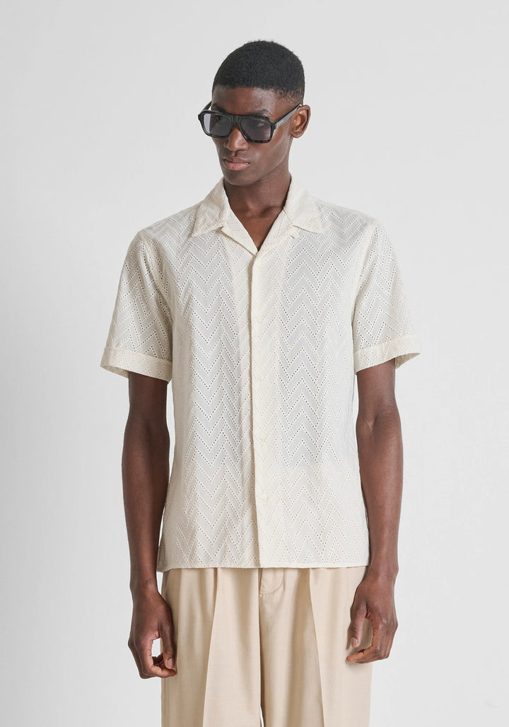 CAMISA BEGE COM PADRÃO PERFURADO ANTONY MORATO