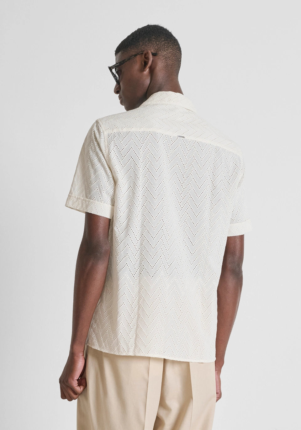 CAMISA BEGE COM PADRÃO PERFURADO ANTONY MORATO
