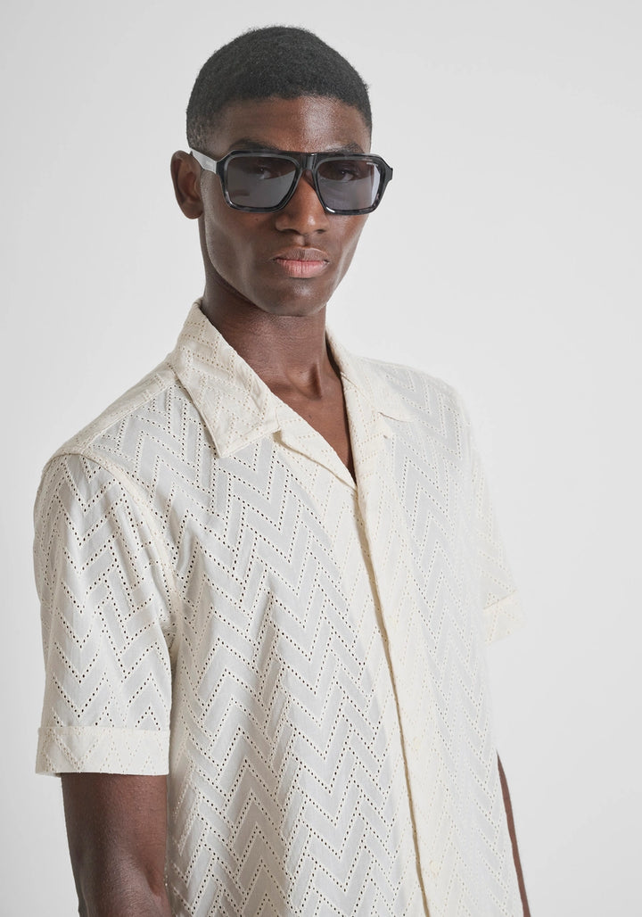 CAMISA BEGE COM PADRÃO PERFURADO ANTONY MORATO