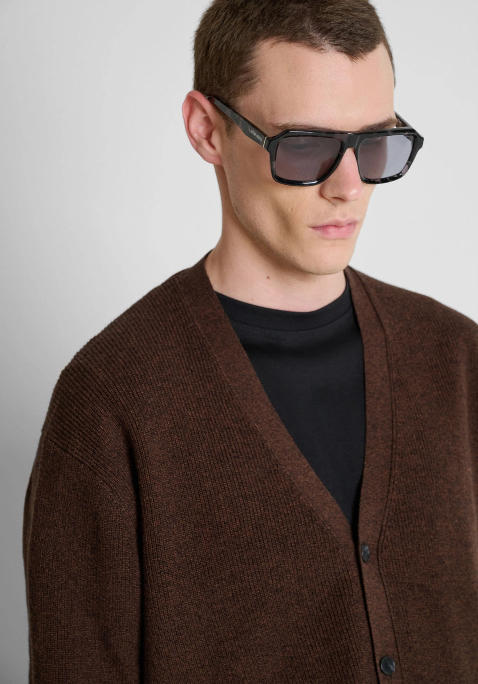 CARDIGAN CASTANHO EM MALHA COM BOTÕES ANTONY MORATO